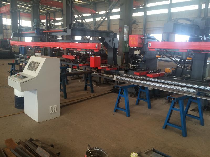 山東拓維機(jī)械制造有限公司，汽車大梁沖，汽車小梁沖，鋼模板沖孔，鋼模板加工設(shè)備，汽車橫梁沖，數(shù)控平板沖孔機(jī)，中厚板數(shù)控沖床，數(shù)控沖鉆復(fù)合機(jī)，汽車縱梁沖，縱梁自動(dòng)化生產(chǎn)線，中厚板沖割復(fù)合機(jī)，平地機(jī)刀片沖鉆生產(chǎn)線